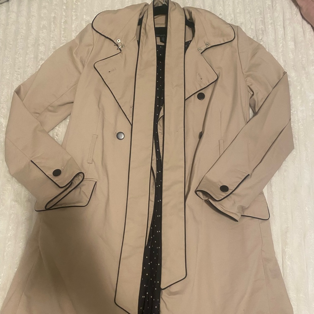 Cute old money trench coat , only worn twice. I’m 5,4 fits me about mid thigh